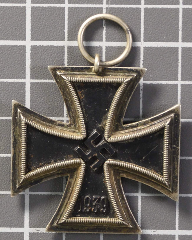 Eisernes Kreuz 1939 2. Klasse, magnetisch, OEK 3824/4, Zustand 2-3.