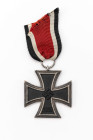 Eisernes Kreuz 1939 2. Klasse, magnetisch, dazu Verleihungsurkunde datiert im Korpsgefechtstand, den 26.08.1944, am Bandabschnitt, OEK 3824/4, Zustand...