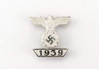 Wiederholungsspange 1939 zum Eisernen Kreuz 2. Klasse 1914, 2. Form, Buntmetall versilbert, alle 4 Splinte intakt, OEK 3825/1, Zustand 2.