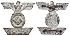 Wiederholungsspange 1939 zum Eisernen Kreuz 2. Klasse 1914, 2. Form, Zink versilbert, rückseitig mit Hersteller "L/12" für die Firma C.E. Juncker Berl...