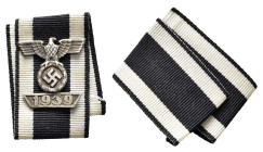 Wiederholungsspange 1939 zum Eisernen Kreuz 2. Klasse 1914, 2. Form, Reduktion für die Ordensschnalle, Buntmetall versilbert, rückseitig mit 2 vertika...