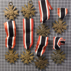 8x Kriegsverdienstkreuz 2. Klasse mit Schwertern, überwiegend am Band oder Bandabschnitt, OEK 3835, unterschiedlicher Zustand.