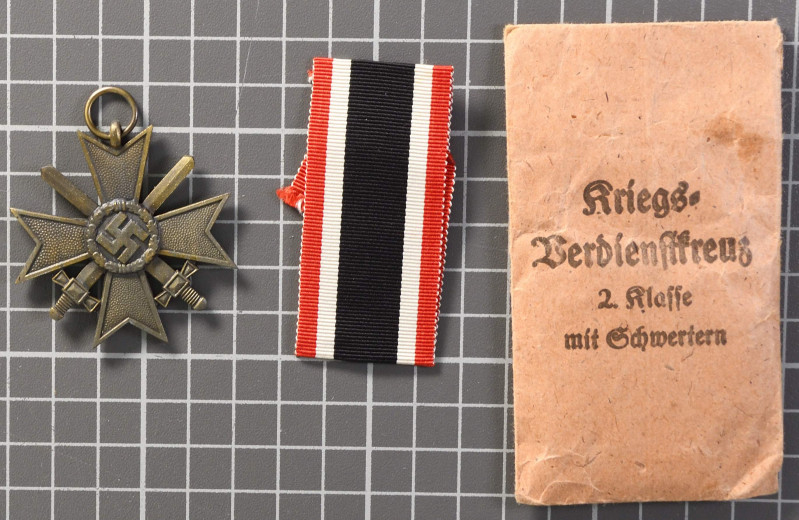 Kriegsverdienstkreuz 2. Klasse mit Schwertern, in Verleihungstüte, Verleihungstü...