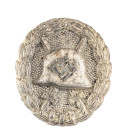 Verwundetenabzeichen in Silber, 1. Form, Weißmetall versilbert, hohl geprägt, Nadel magentisch, OEK 3843/2, getragen, Zustand 2.
