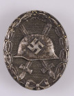 Verwundetenabzeichen in Silber, massiv, 2. Form, Tombak versilbert, rückseitig mit Hersteller "30" für das Hauptmünzamt Wien, OEK 3845, dazu Besitzzeu...