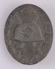 Verwundetenabzeichen in Silber, massiv, 2. Form, Tombak versilbert, rückseitig mit "65" für die Firma Klein & Quenzer Oberstein, OEK 3845, Zustand 3....