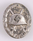 Verwundetenabzeichen in Silber, massiv, 2. Form, Tombak versilbert, rückseitig mit "107" für die Firma Karl Wild Hamburg, OEK 3845, Zustand 3.