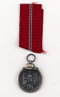 Medaille Winterschlacht im Osten mit Band in Originalverleihungstüte, Verleihungstüte rückseitg mit Aufdruck "Klein & Quenzer A.G. Oberstein", OEK 385...