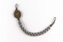 Wehrmacht Heer, Schützenschnur neuer Art 9. Stufe, geflochtene Schnur, silberfarben, mit vergoldeter Auflage und goldenen Zierknebeln, feldgraue Unter...