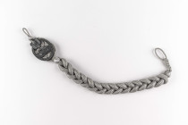 Schützenschnur für Panzertruppen, 1. Stufe, Auflage aus Feinzink, mit 4 Splinten aufgeklammert, feldgraue Unterlage vernäht, Zustand 2.