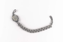 Schützenschnur für Gewehrschützen 1936, 1. Stufe 1. Form bis 1939, Auflage aus Feinzink, mit 4 Splinten aufgeklammert, feldgraue Unterlage vernäht, Rü...