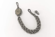 Schützenschnur für Gewehrschützen 1936, 1. Stufe 1. Form bis 1939, Auflage aus Feinzink, mit 3 Splinten aufgeklammert, feldgraue Unterlage vernäht, mi...