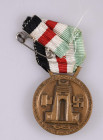 Deutsch-Italienische Erinnerungsmedaille an den Afrika Feldzug in Bronze, mit Markierung: Lorioli Milano und De Marchis, am Band, Band verblasst, Zust...
