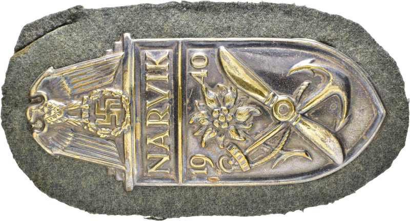 Narvik, Ärmelschild, versilbert, auf feldgrauer Tuchunterlage, mit Gegenplatte u...