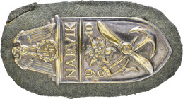 Narvik, Ärmelschild, versilbert, auf feldgrauer Tuchunterlage, mit Gegenplatte und Papierabdeckung, rückseitig augenscheinlich alle 4 Splinte intakt, ...