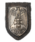 Cholmschild, Weißmetall versilbert, Ausführung mit kurzem "M", auf ausgeblichener feldgrauer Stoffunterlage mit rückseitiger Gegenplatte und Papierabd...