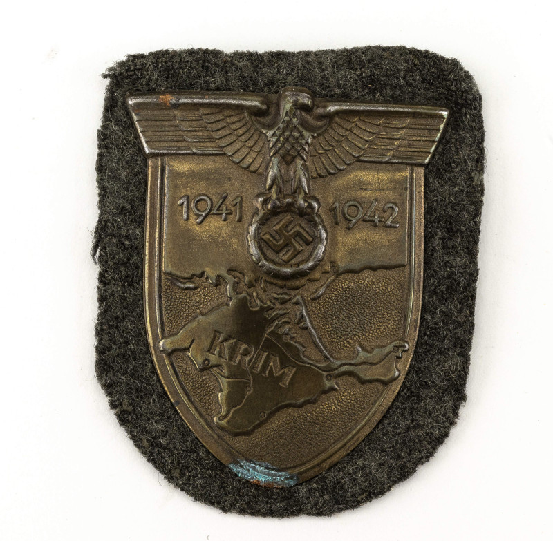 Krim, Ärmelschild, Eisen bronziert, gewölbt, auf feldgrauer Stoffunterlage mit g...