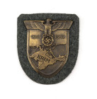 Krim, Ärmelschild, Eisen bronziert, auf feldgrauer Stoffunterlage mit schwarzer Papierabdeckung, augenscheinlich alle Splinte vorhanden, OEK 3871, Zus...