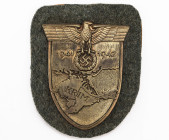 Krim, Ärmelschild, Eisen bronziert, auf feldgrauer Stoffunterlage mit Papierabdeckung, alle 4 Splinte vorhanden, OEK 3871, Zustand 2.