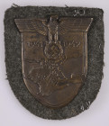 Krim, Ärmelschild, Eisen bronziert, auf feldgrauer Stoffunterlage mit schwarzer Lederabdeckung, OEK 3871, Splinte gebrochen, Zustand 2.