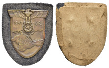 Krim, Ärmelschild, Eisen bronziert, auf feldgrauer Stoffunterlage mit Papierabdeckung, augenscheinlich alle 4 Splinte vorhanden, OEK 3871, von der Pap...