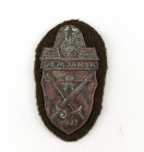 Demjansk Ärmelschild, Eisen patiniert, auf feldgrauer Stoffunterlage, alle Splinte vorhanden, mit Gegenplatte, OEK 3873, Zustand 3.