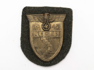 Kuban, Ärmelschild, Eisen bronziert, auf feldgrauer Stoffunterlage mit Papierabdeckung, alle 4 Splinte vorhanden, OEK 3874, Zustand 2.