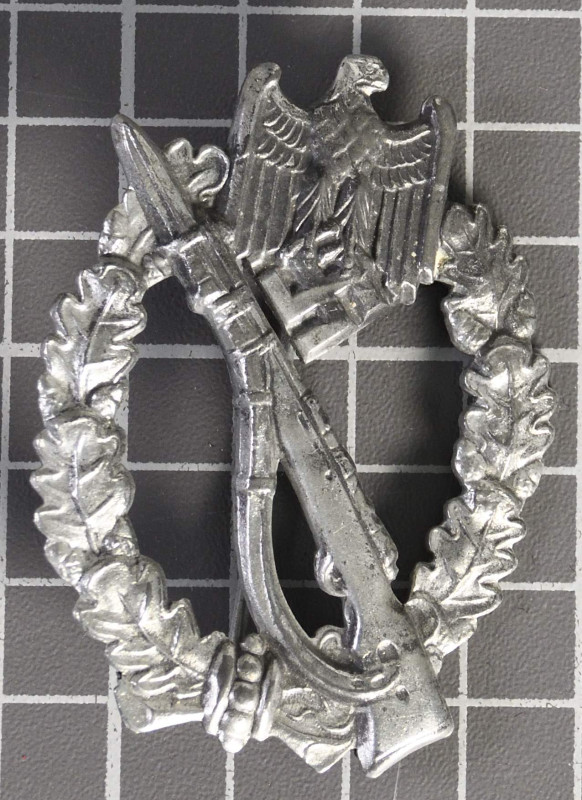 Infanterie-Sturmabzeichen in Silber, Zink versilbert, Nadel magentisch, rückseit...