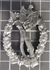 Infanterie-Sturmabzeichen in Silber, Zink versilbert, Nadel magentisch, rückseitig mit Herstellerzeichen "ÜÜ" für die Firma E.F. Wiedmann Frankfurt am...