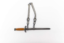 Wehrmacht Heer, Dolch für Offiziere, Ausführung mit orangefarbenem Griff, Klinge ohne Hersteller, Parierstange mit Hoheitsadler, gekörnte Scheide mit ...