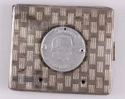 2. Weltkrieg, Zigarettenetui, außen versilbert und innen vergoldet, außen mit aufgenieteter Medaille "Leibstandarte - SS-Adolf Hitler" und kleines auf...