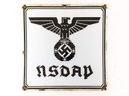 Emailleschild "NSDAP", 1. Modell für Ortsgruppe, Kreisleitung, Gauleitung und Reichsleitung, quadratisch, leicht gewölbt, schwarz/weiß, rückseitig mit...
