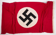 3. Reich, große Nationalfahne/Hakenkreuzfahne, vermutlich als Fassadenbanner verwendet, roter Stoff, beidseitig stehendes Hakenkreuz, Hakenkreuz schwa...