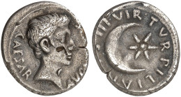 RÖMISCHE MÜNZEN. RÖMISCHE KAISERZEIT. Augustus, 27 v. - 14 n. Chr.&nbsp;&nbsp; 
 Denar, Mzm. P. Petronius Turpilianus. Rev. Stern in Mondsichel.
RIC...