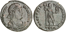 RÖMISCHE MÜNZEN. RÖMISCHE KAISERZEIT. Iovianus, 363 - 364.&nbsp;&nbsp; 
 Doppelmaiorina, Thessalonika. Rev. Stehender Kaiser mit Standarte und Victor...