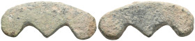Aes Formatum. Siglos VI-IV BC CENTRAL ITALY or LAZIUM. Semicircular element in the shape of a trident. Very fine.

 Weight: 18,9 gr Diameter:42,9 mm