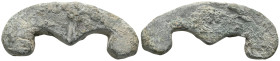Aes Formatum. Siglos VI-IV BC CENTRAL ITALY or LAZIUM. Semicircular element in the shape of a trident. Very fine.

 Weight: 16,9 gr Diameter:40 mm