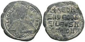 Byzantine Follis. 889-912 d.C. Constantinople. (Doc-8). (Sear-1729). Anv.: + LEON bASILEVS ROM, crowned facing bust, holding akakia. Rev.: + LEOn/En Θ...