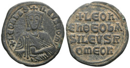 Byzantine Follis. 889-912 d.C. Constantinople. (Doc-8). (Sear-1729). Anv.: + LEON bASILEVS ROM, crowned facing bust, holding akakia. Rev.: + LEOn/En Θ...