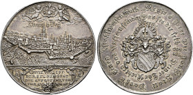 Straßburg, Stadt. . 
Silbermedaille 1627 von J. G. Lutz. Ansicht der befestigten Stadt mit Feldern vor der Stadtmauer, darüber zwei Engel, der eine m...