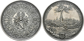 Straßburg, Stadt. . 
Silbermedaille o.J. (17. Jh.) unsigniert. Zwei Löwen halten das behelmte Stadtwappen, umher ein Kreis aus zehn Wappen der kaiser...