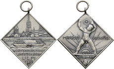 Ulm, Stadt. . 
Tragbare, mattierte Silbermedaillenklippe 1933 von Mayer und Wilhelm (unsigniert), auf das 36. Württembergische Landesschießen. Stadta...