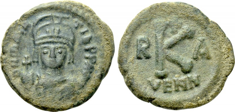 MAURICE TIBERIUS (582-602). Half Follis. Ravenna. 

Obv: Helmeted, draped and ...