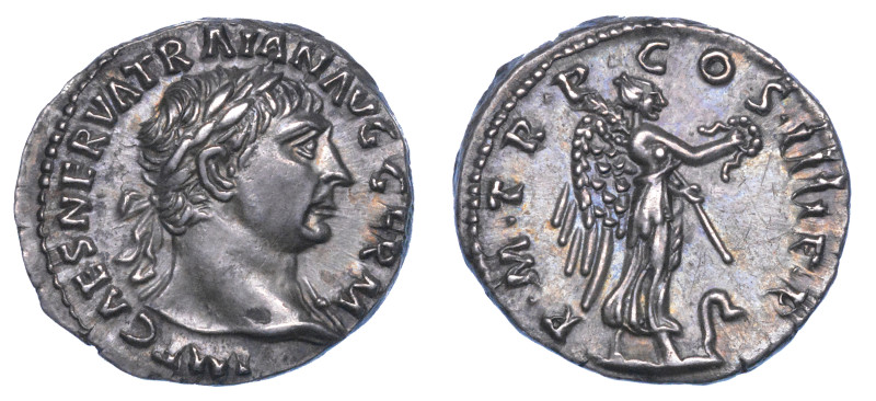 TRAIANO, 98-117.

Denario. Roma.

Testa laureata a d. R/ Vittoria stante su ...