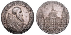 STATO PONTIFICIO. PAOLO III  (Alessandro Farnese), 1534-1549. Medaglia in argento A. XVI. I lavori di costruzione della nuova Basilica di San Pietro.