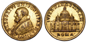 STATO PONTIFICIO GREGORIO XIII (Ugo Boncompagni), 1572-1585 Medaglia in bronzo dorato (1584). Lavori di costruzione della Basilica di San Pietro a Rom...