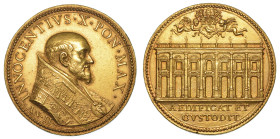 STATO PONTIFICIO. INNOCENZO X (Giovanni Battista Pamphilj), 1644-1655. Medaglia annuale in bronzo dorato A. II. Costruzione del Palazzo Capitolino.