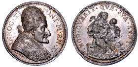 STATO PONTIFICIO. INNOCENZO XI (Benedetto Odescalchi di Como), 1676-1689. Medaglia annuale in argento A. X. Carità del Pontefice.