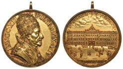 STATO PONTIFICIO. INNOCENZO XII (Antonio Pignatelli), 1691–1700. Medaglia annuale in bronzo dorato 1695/A. IV. Palazzo della Curia Innocenziana o di M...
