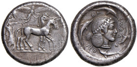 § SICILIA Siracusa - Tempo di Gerone I ecc. (485-465 a.C.) Tetradramma - Biga a dx, in alto, Nike incorona i cavalli. R/ Testa di Aretusa a dx - S.Cop...
